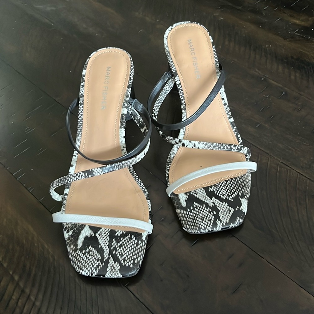 Marc Fisher Strappy Slides Size 8
